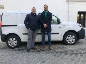 Hugo Palomares y Mario Fernández junto a la nueva furgoneta eléctrica de Bornos.