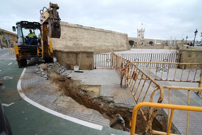 Aguas de Cádiz está colocando una fuente en Puertas de Tierra.