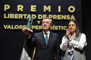 Iñaki Gabilondo sostiene el IV Premio a la Libertad de Expresión.
