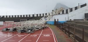 Sin heridos tras caer una torre de iluminación del Estadio de La Línea por el temporal