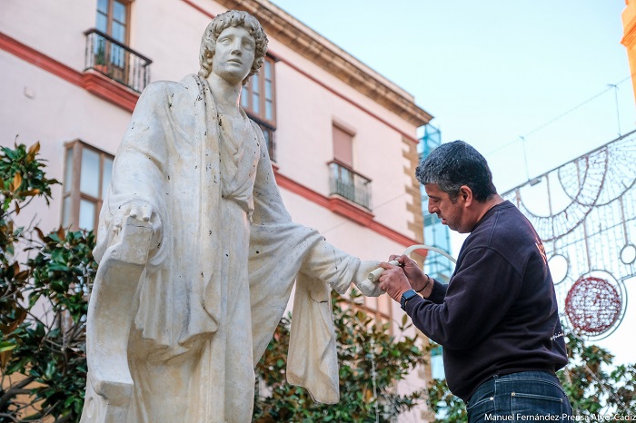 Reponen la hoz en la estatua de Columela