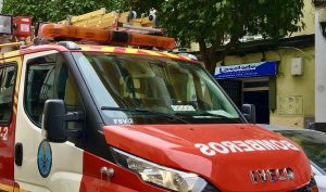 Ocho intoxicados por inhalación de humo en un incendio en Jerez