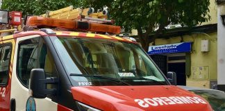 Ocho intoxicados por inhalación de humo en un incendio en Jerez