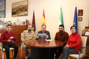 El alcalde de Chiclana se ha reunido con el equipo de la serie 'Paraíso Negro'.