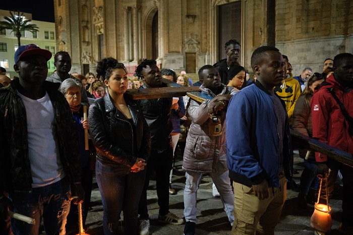 La Cruz de Lampedusa guía un Vía Crucis por migrantes y refugiados en Cádiz