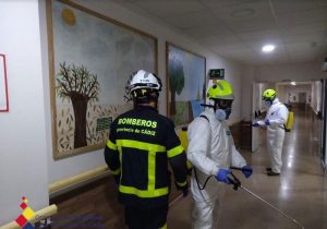 Bomberos desinfectan centros de mayores y de salud de varios municipios