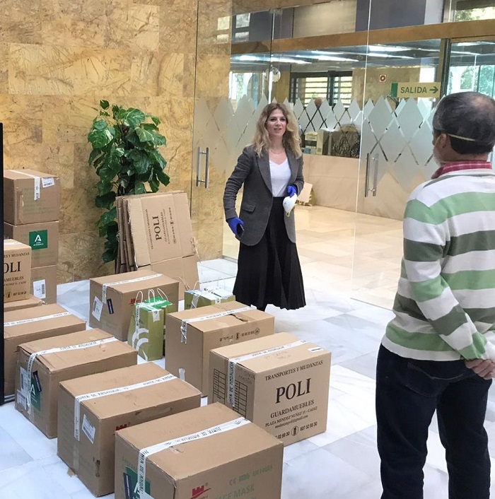 Reparto de 29.200 mascarillas entre trabajadores de ayuda a domicilio de Cádiz