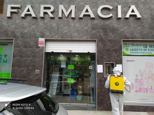 Desinfectan los accesos a las farmacias de Cádiz