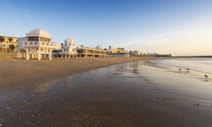 La playa de La Caleta se limpiará el viernes de cara a la temporada estival