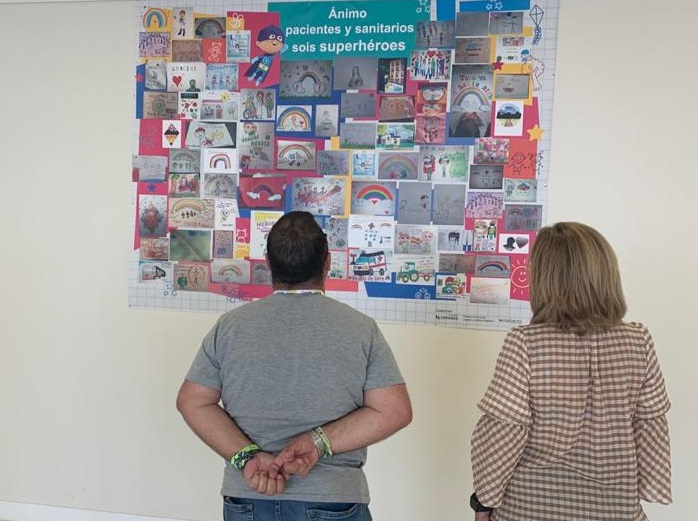 El Hospital de Jerez luce un mural de ánimo hecho por niños