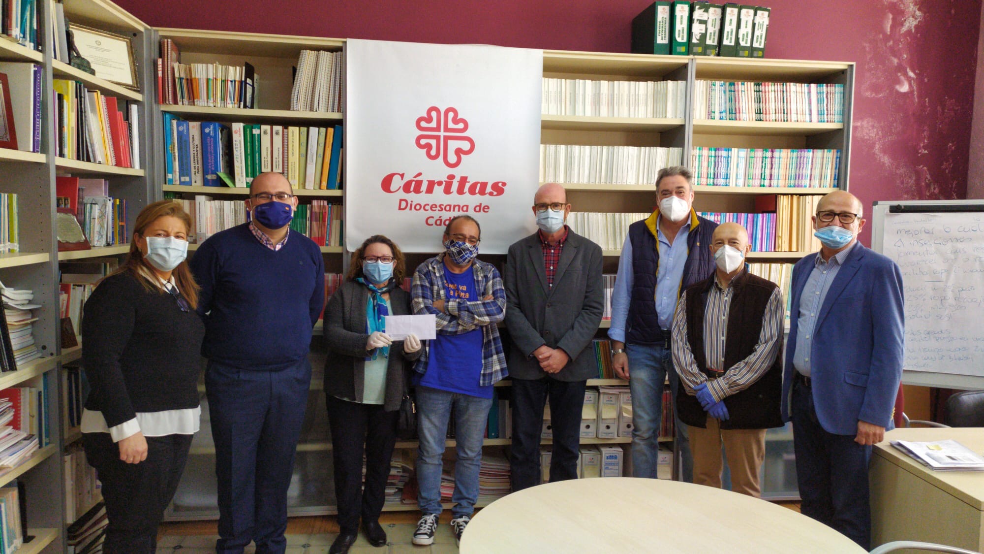 Donación conjunta de las cofradías y hermandades del Miércoles Santo a familias gaditanas