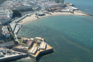 Chiclana abre las playas para la práctica deportiva y paseos en la arena