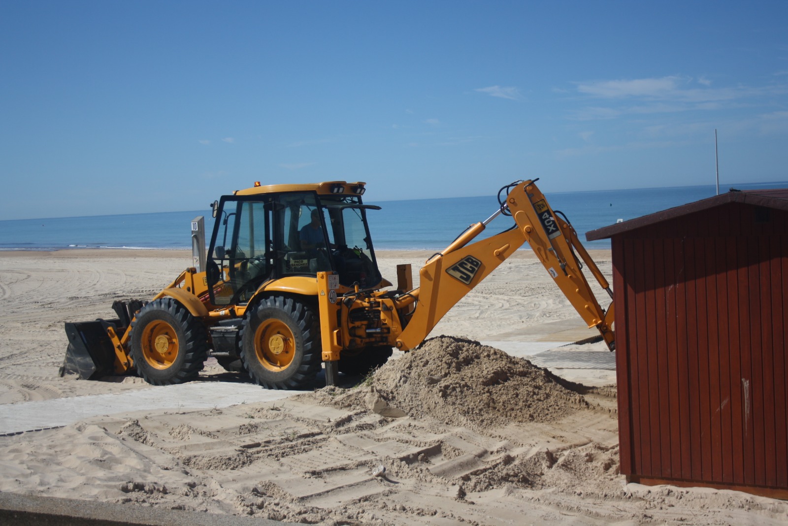 Chiclana ultima el montaje de infraestructuras y servicios de playa