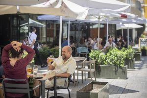 Aforo del 100% en terrazas y del 75% en interior de bares a partir del domingo en Cádiz