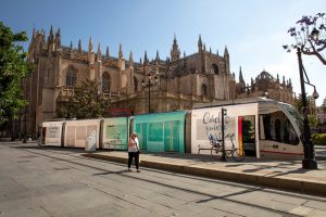 La imagen de Cádiz recorre Sevilla a través del tranvía