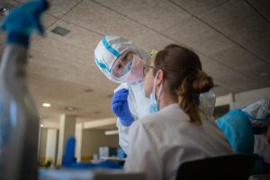 Un voluntario de la ONG Proactiva Open Arms realiza un test rápido de Covid-19 haciendo un frotis de nariz a una trabajadora sanitaria en Sant Pere de Ribes/Barcelona/Catalunya (España) a 30 de abril de 2020. - David Zorrakino - Europa Press - Archivo