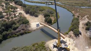 La instalación de un puente sobre el arroyo de la Madre Vieja, junto al rio Guadarranque, es un avance importante en el tercer tramo del carril bici que une las barriadas de la Estación y Guadarranque