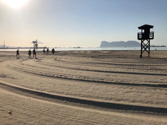 El Ayuntamiento no ceja en su esfuerzo de mantener cuidada y limpia la playa de Palmones