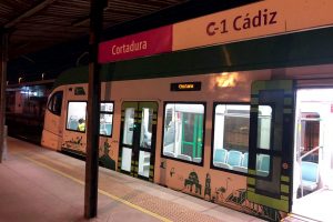 El tranvía de la Bahía circula hasta Cádiz por primera vez por el trazado del tren