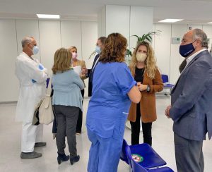 Ana Mestre acude al centro de salud Algeciras Centro, donde se ha renovado la planta baja con una inversión de la Junta de 220.000 euros