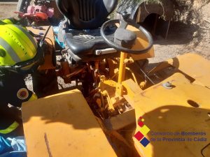 Tractor en el que se ha accidentado un trabajador en El Portal.