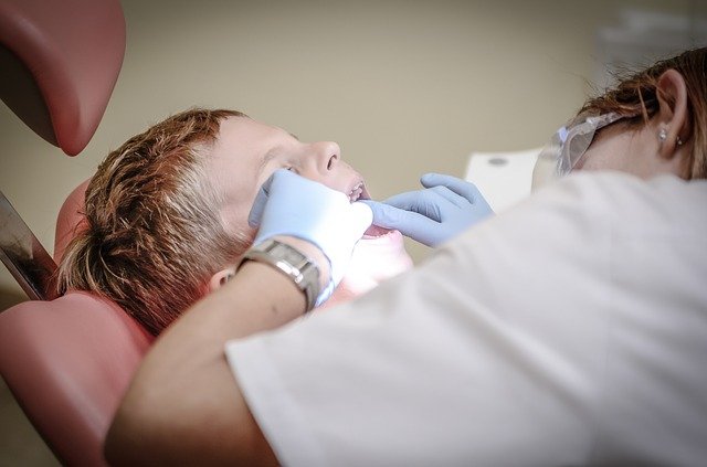 Condenado a seis meses de prisión un higienista bucodental de Algeciras por intrusismo