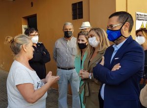 Marifrán Carazo con el alcalde de La Línea en la barriada Gravina.