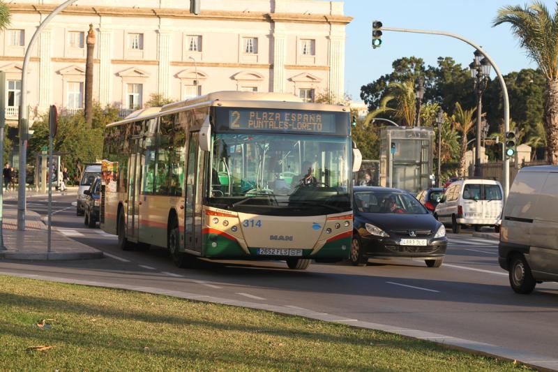 Reducen desde este martes el aforo en el transporte público urbano al 50%