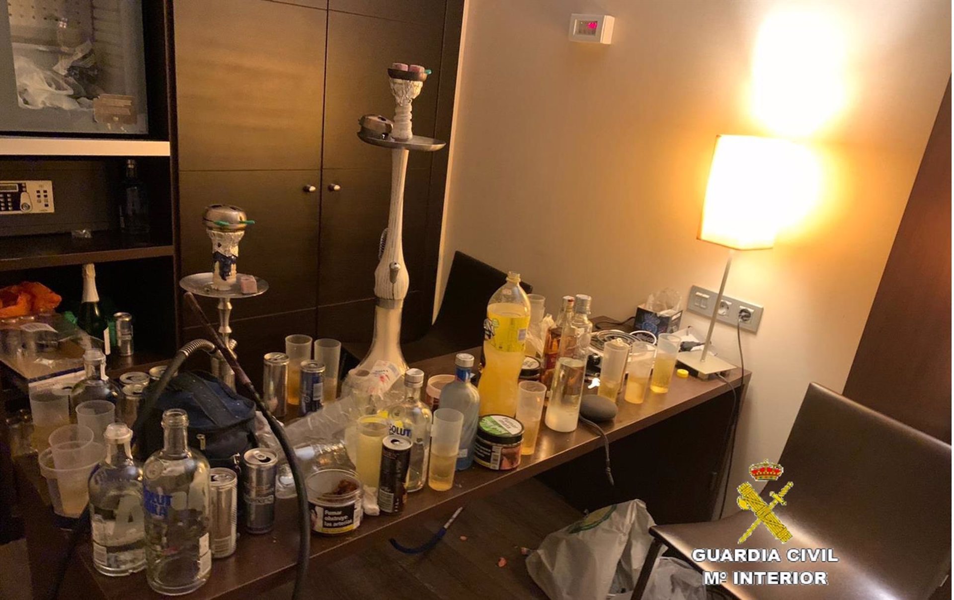 Cachimbas y alcohol de la fiesta de cumpleaños.