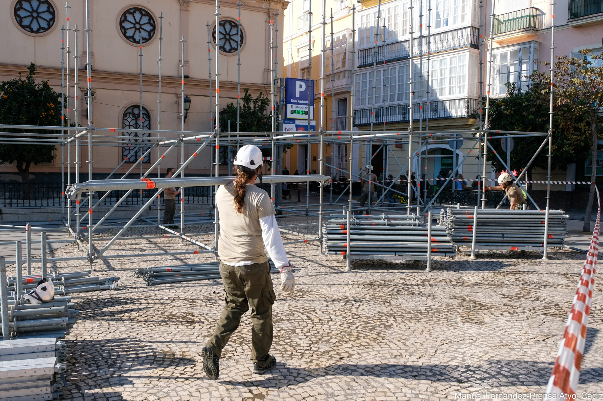 Se inicia el montaje de la pista de hielo en la plaza San Antonio