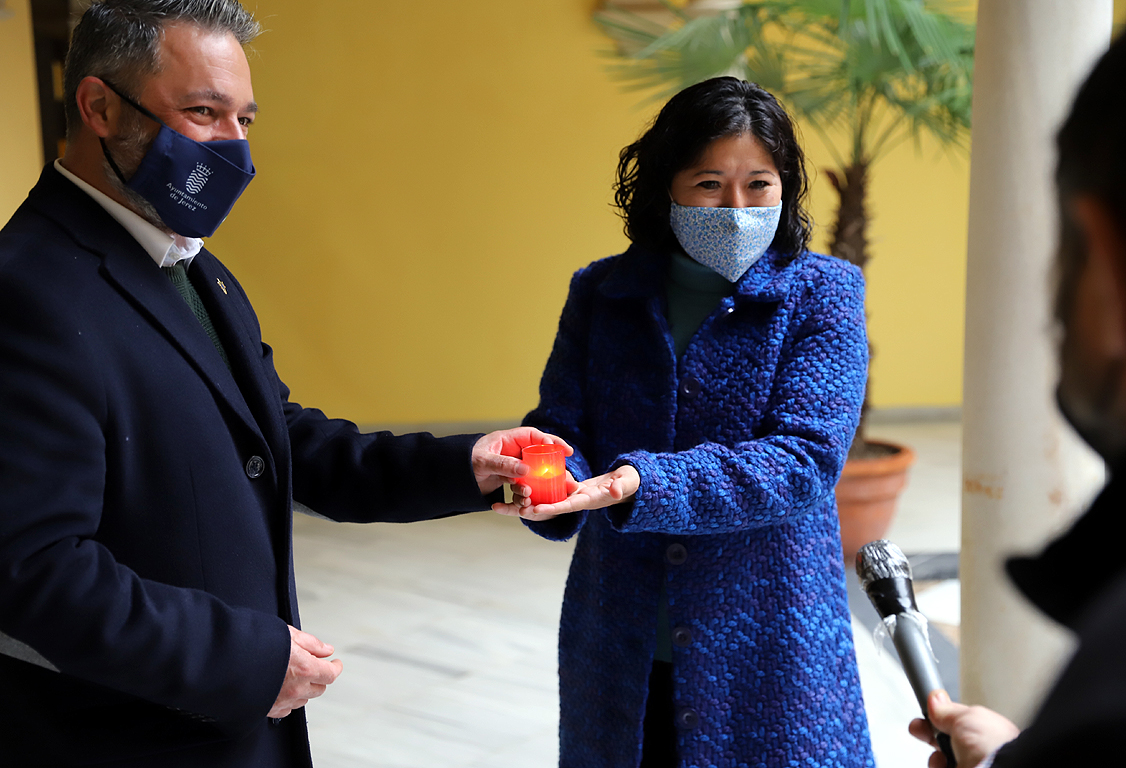 Una iniciativa que inicia cuando un niño del norte de Austria recoge la luz de la gruta donde Jesús nació y la lleva a Europa desde donde se distribuye, en una ceremonia ecuménica en Viena, semanas antes de Navidad.