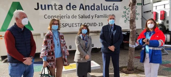 Isabel Paredes en Chipiona ante la unidad móvil de test de Covid.