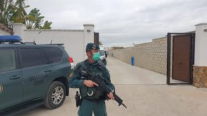 Un agente de la Guardia Civil en la operación contra el hachís en Sanlúcar. Foto: Europa Press.