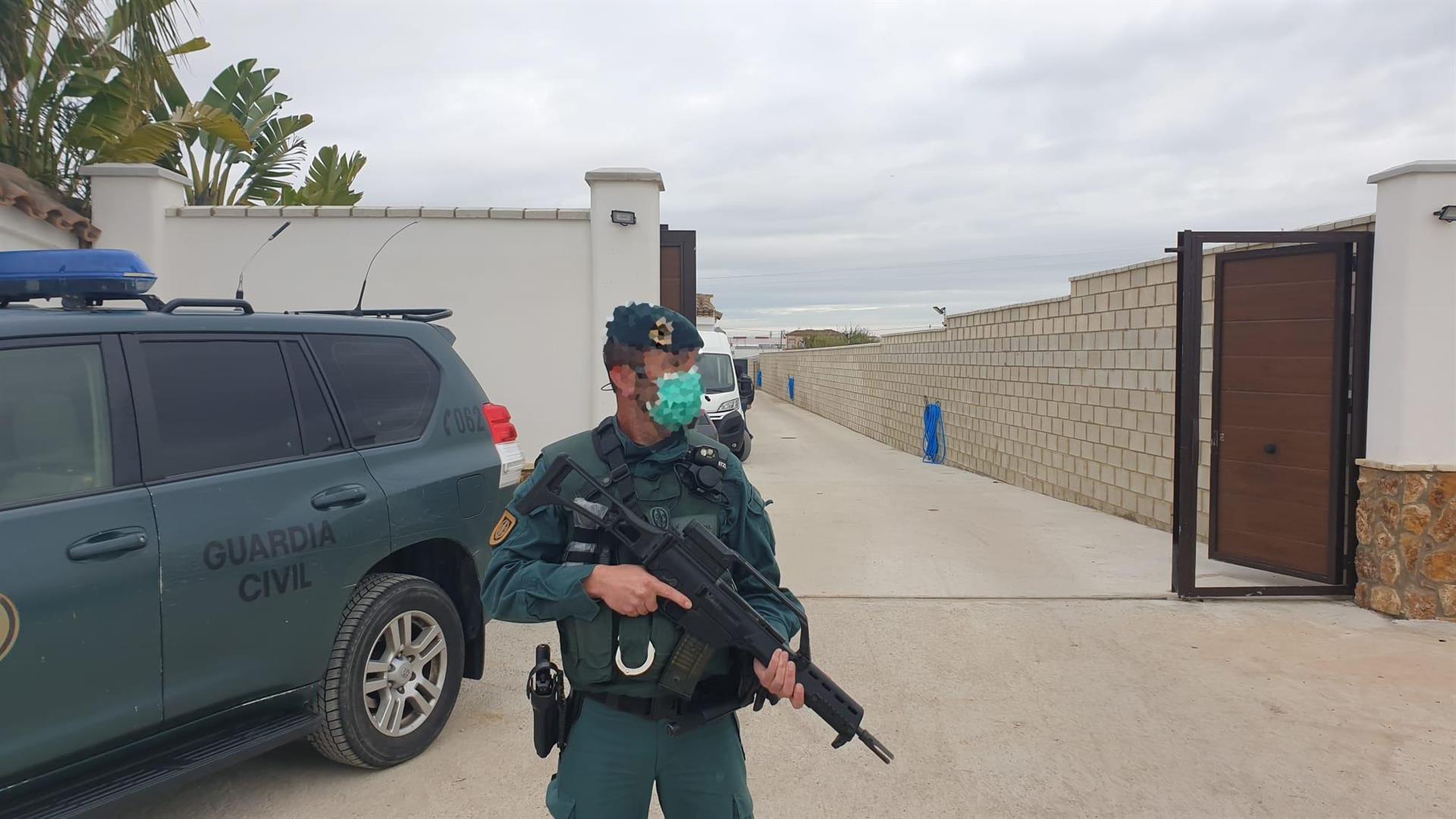 Un agente de la Guardia Civil en la operación contra el hachís en Sanlúcar. Foto: Europa Press.