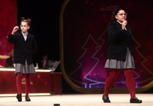 Dos de las niñas de la residencia de San Ildefonso, Judith García Benítez (i) y Nerea Pareja Martínez (d) cantan el segundo premio de la Lotería de Navidad, el `52.472´ durante la celebración del Sorteo Extraordinario de la Lotería de Navidad 2020 en el Teatro Real de Madrid (España). Foto: Eduardo Parar - Europa Press.