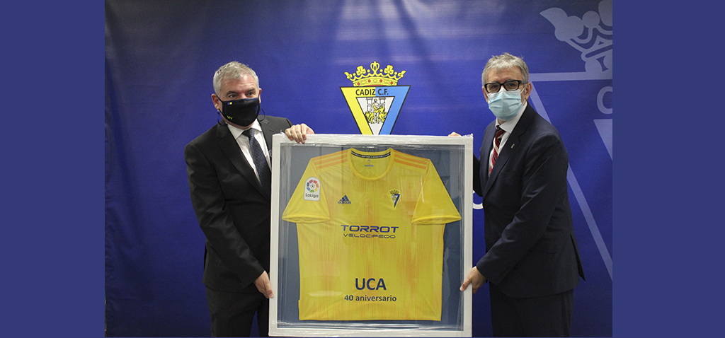 El Cádiz CF entrega a la UCA una camiseta enmarcada conmemorativa por su 40º aniversario