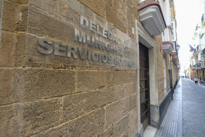 Cádiz reparte comida a domicilio para los mayores afectados por el cierre del centro de participación activa de la calle Zaragoza