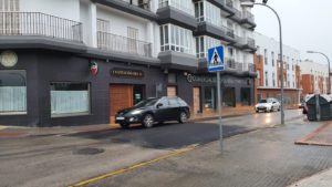 Chiclana instala reductores de velocidad para mejorar la seguridad de peatones y conductores.