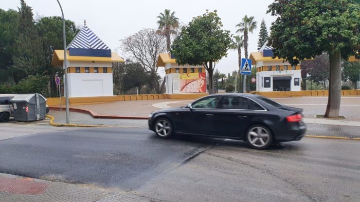 Chiclana instala reductores de velocidad para mejorar la seguridad de peatones y conductores.