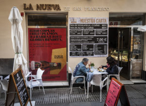 Cruzcampo apoya los bares de Cádiz con #FuerzaBar a través de sus persianas