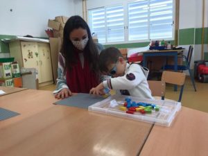 Niño con Lego Braille