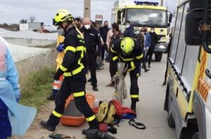 Rescatada una mujer tras una colisión entre un turismo y un ciclomotor en Sanlúcar de Barrameda