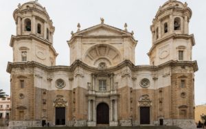 El silencio marca la celebración del Viacrucis 2021 dedicado a las víctimas de la pandemia