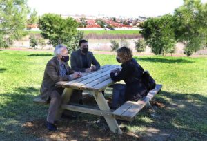 Jerez continúa con el reimpulso de la Laguna de Torrox con la instalación de nuevos merenderos