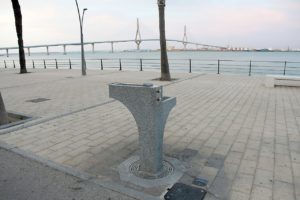 Aguas de Cádiz instala otras seis fuentes de beber del modelo Cádiz