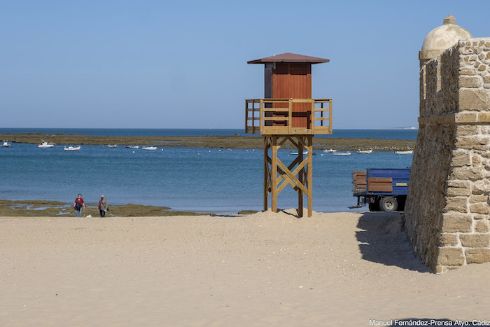 Comienza el montaje de las infraestructuras de playas para la pretemporada, que arrancará el domingo 28