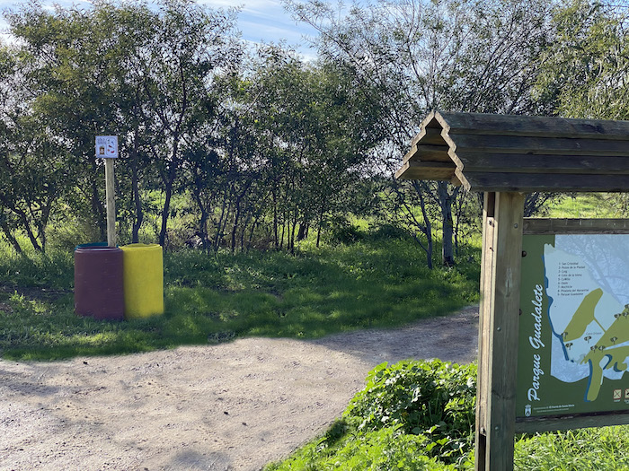 Los pinares de El Puerto cuentan con nuevas isletas para impulsar el reciclaje, hechas con materiales reutilizados