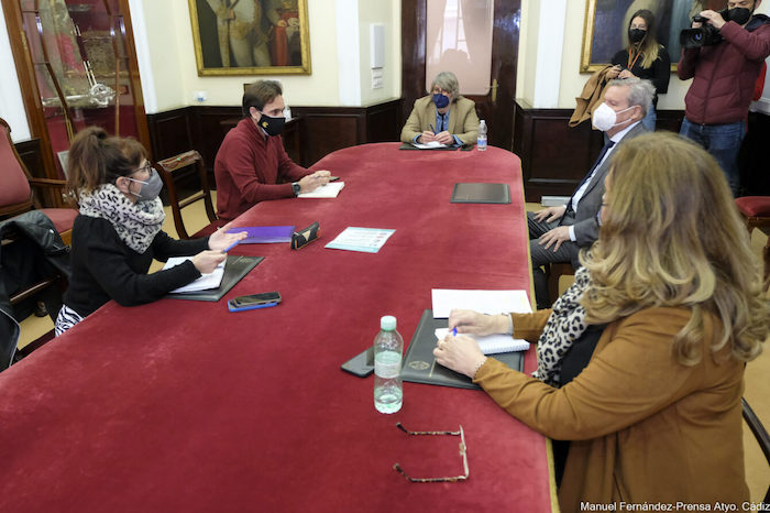 Cádiz se reúne con hosteleros para recoger sus demandas y exponer las ayudas aprobadas para apoyar al sector