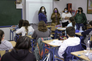 Alumnado del Reyes Católicos presentan un proyecto para incrementar el nombre de mujeres en el callejero gaditano