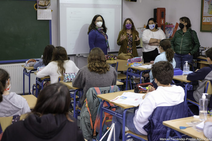 Alumnado del Reyes Católicos presentan un proyecto para incrementar el nombre de mujeres en el callejero gaditano